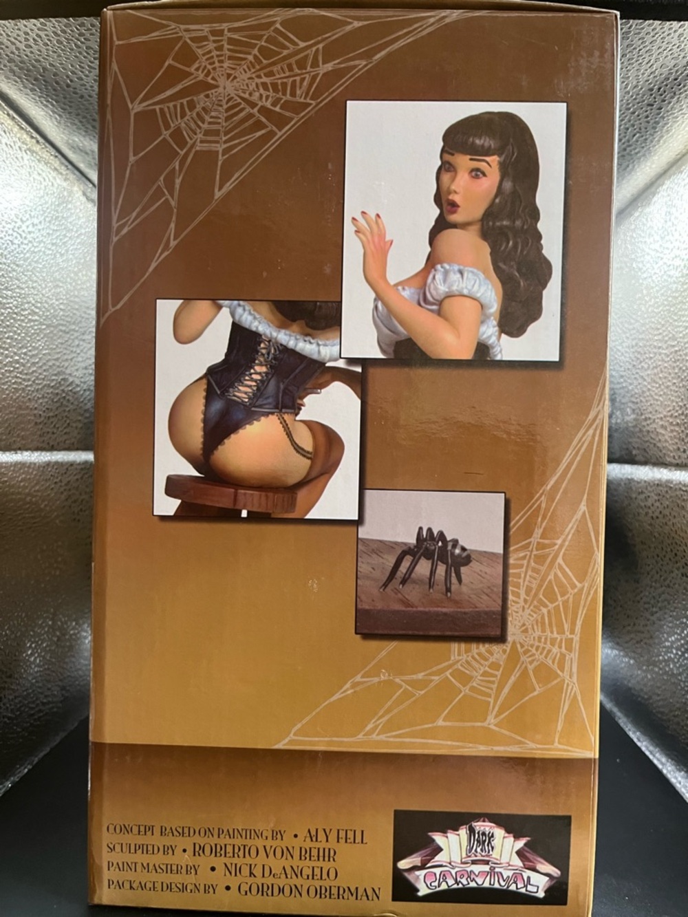 Bettie Page Miss Muffet Pin-Up Figurine with Box - Picture 4 of 5